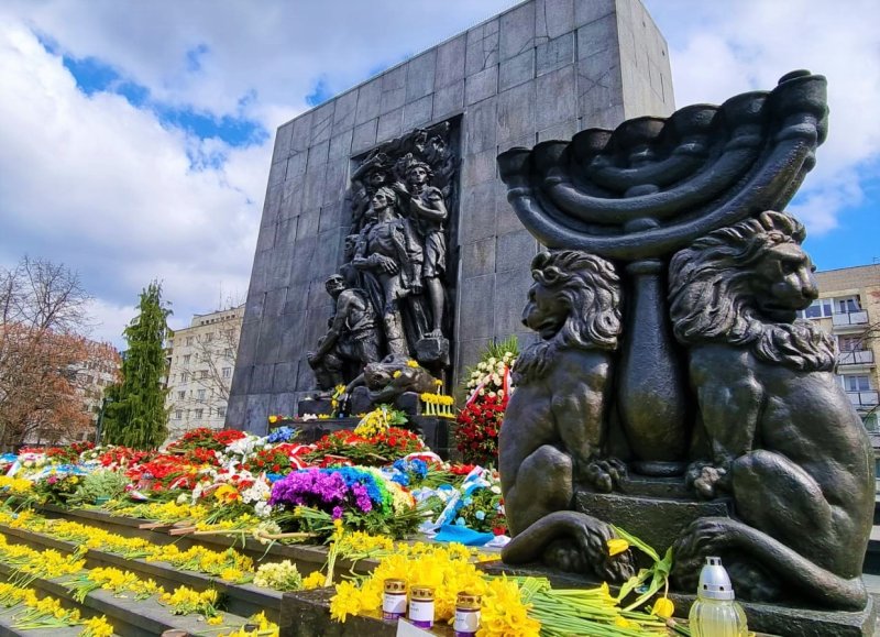 אנדרטה לזכר יהודי פולין בכניסה למוזיאון תולדות יהודי פולין, ורשה, פולין. צילום: ספיר פרץ