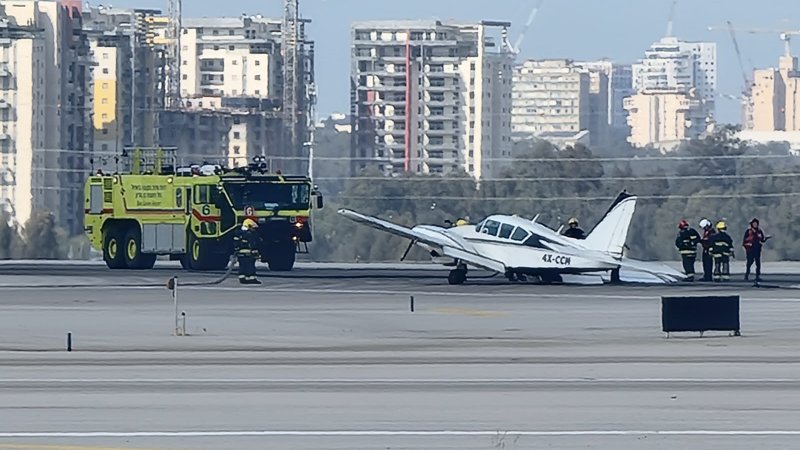 נחית החירום בנתב"ג - מטוס קל נחת בשלום ללא גלגל ימין