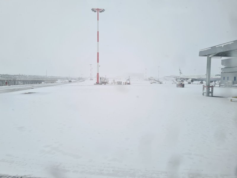 שלג כבד בשדה התעופה הבינלאומי באתונה. צילום: באדיבות חו"ל מהודר