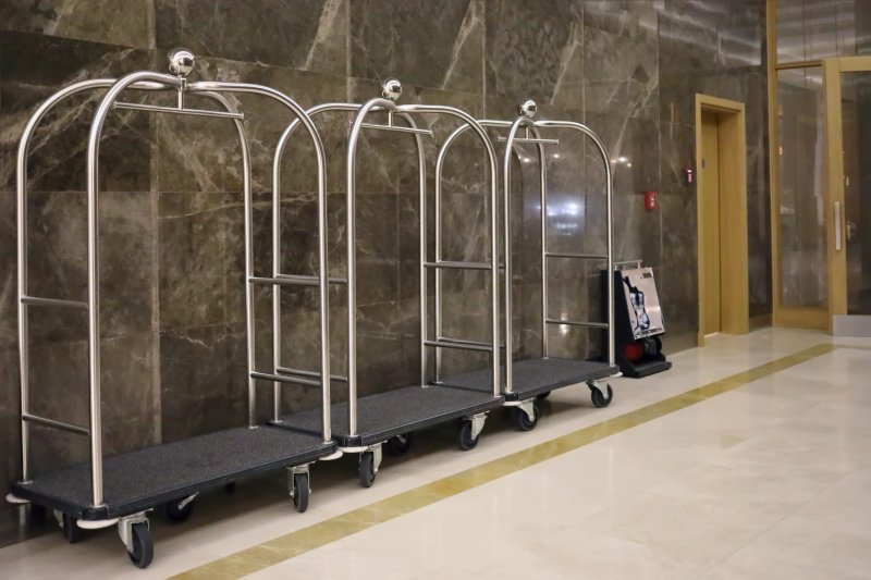 עגלת מזוודות בבית מלון. צילום: shutterstock