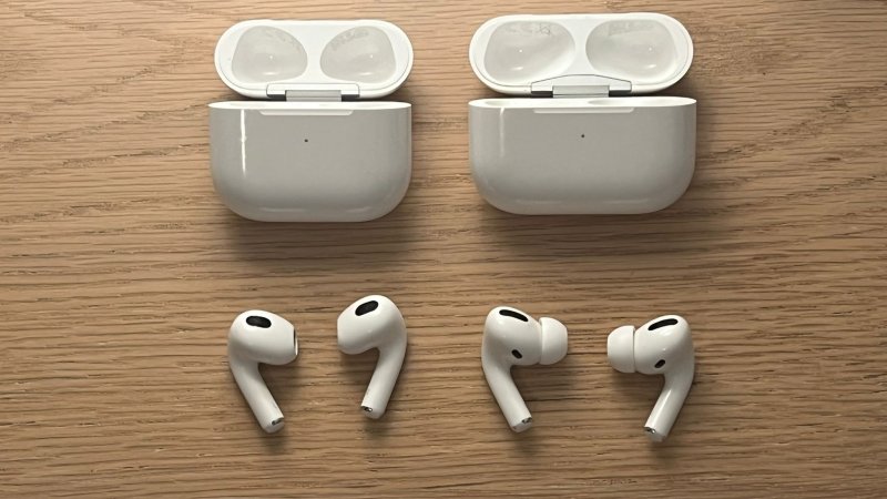 מימין לשמאל: ה-AirPods Pro וה-AirPods 3. צילום: מייקי לוי