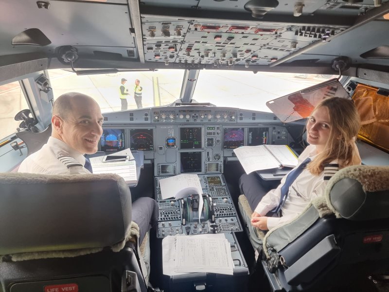 קברניט דין גל והקצינה הראשונה הדר מדווצקי מפעילי הטיסה הראשונה של ארקיע למרקש. צילום: יח"צ ארקיע