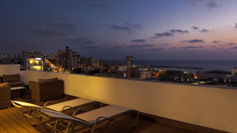 מבט לשקיעה תל אביב ממרפסת במלון פורט אנד בלו