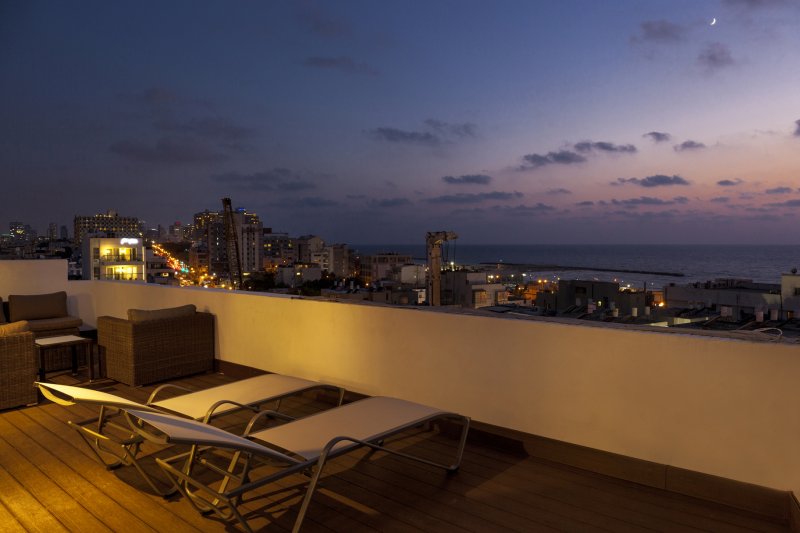 מבט לשקיעה תל אביב ממרפסת במלון פורט אנד בלו