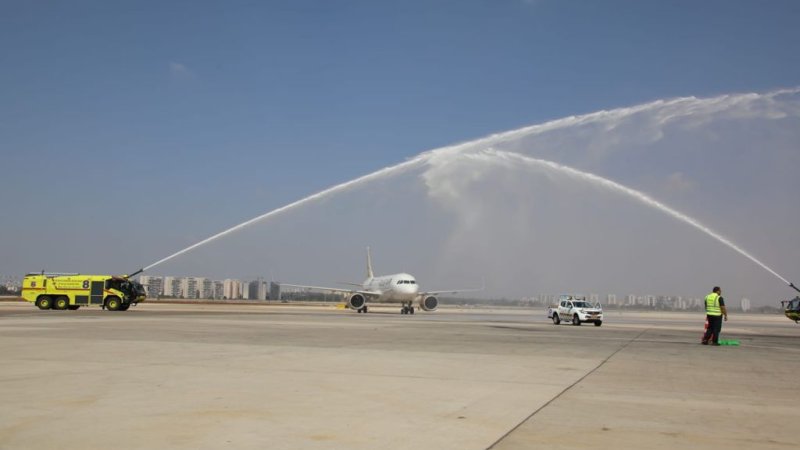 היסטוריה בנתב"ג: טיסת גולף אייר נחתה בישראל. צילום: סיון פרג'