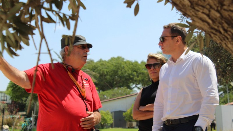 שר התיירות יואל רזבוזוב, ח"כ נירה שפק בסיור ביישובי העוטף.