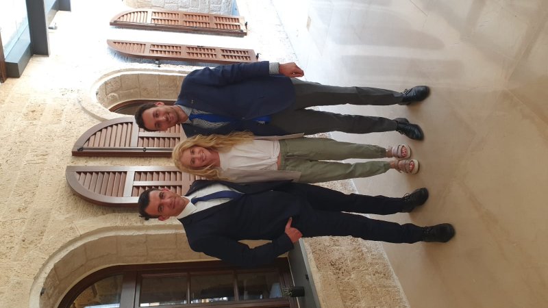 בטסי קורן, נשיאת איפא״ק עם מנכ"ל המלון, יניב אדיבי (משמאל) ואלכס ארפי, מנהל ערב ואבטחת איכות של המלון. צילום: יח״צ