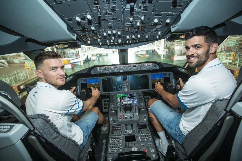תומר גינת (מימין) וגל מקל (משמאל), שחקני נבחרת ישראל במטוס אל על. צילום עודד קרני