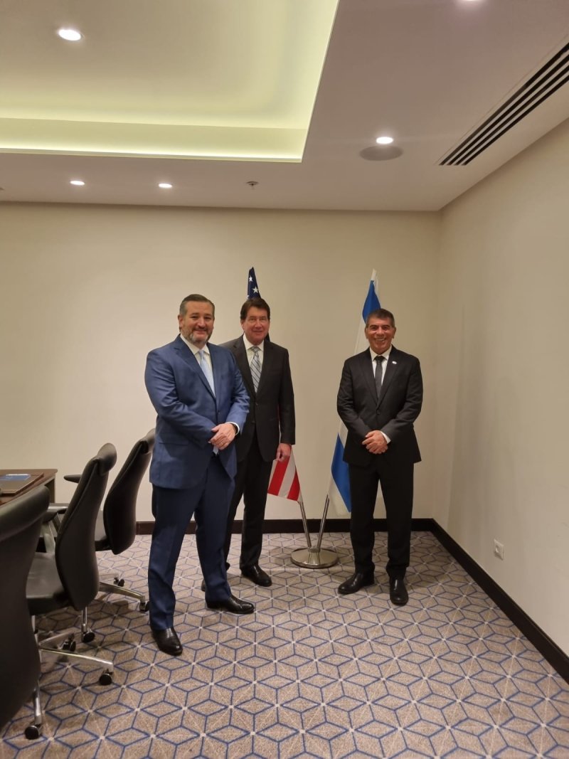 שר החוץ גבי אשכנזי עם שני הסנטורים האורחים. צילום: יח״צ סטאי ת״א