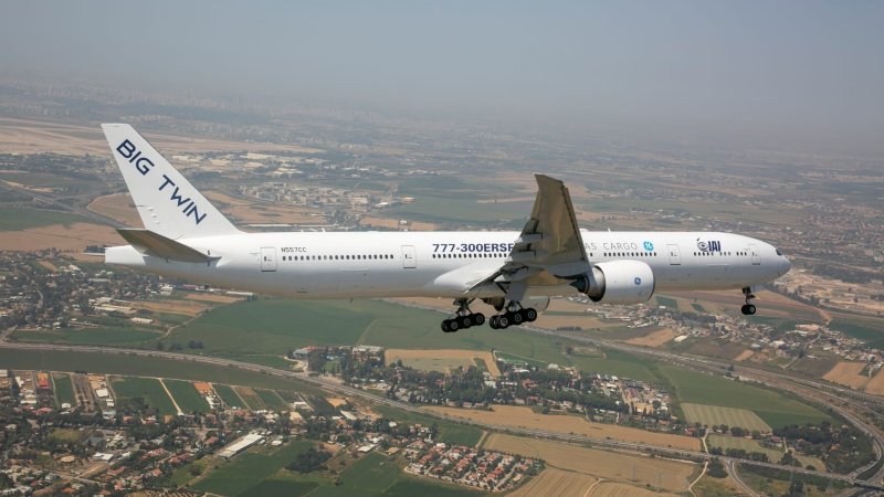 מטוס האבטיפוס ER777-300 במטס יום העצמאות. צילום: התעשייה האווירית