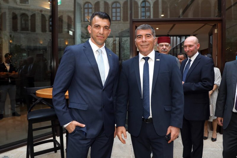 שר החוץ, גבי אשכנזי, עם מנכ"ל מלון סטאי ת״א, יניב אדיבי. צילום: יח״צ סטאי
