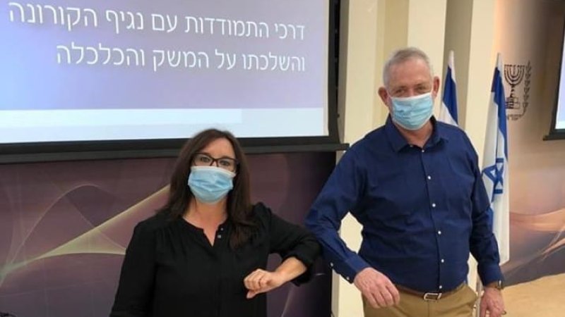 בני גנץ וטלי לאופר בדיון עם נציגי הסקטורים השונים. צילום: יחצ