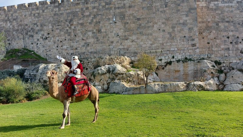 סנטה קלאוס הירושלמי בעיר העתיקה בירושלים. צילום: רוני בן זיקרי