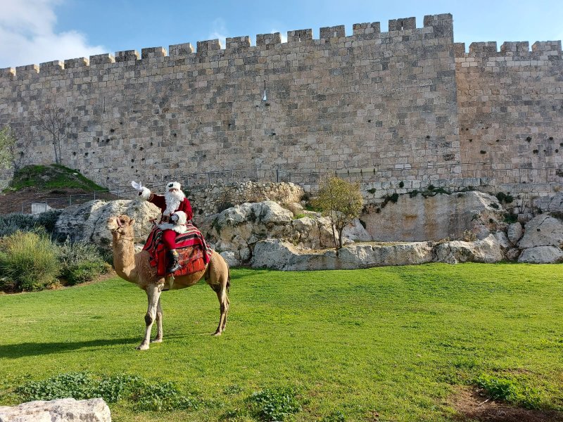 סנטה קלאוס הירושלמי בעיר העתיקה בירושלים. צילום: רוני בן זיקרי