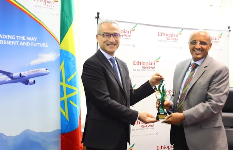 Tewolde GebreMariam (מימין) מקבל את הפרס. צילום: אתיופיאן איירליינס