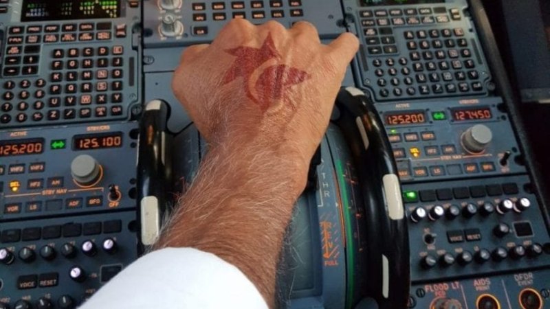 הלוגו של ישראייר על כף ידו של טייס ישראייר. צילום: ספיר פרץ 