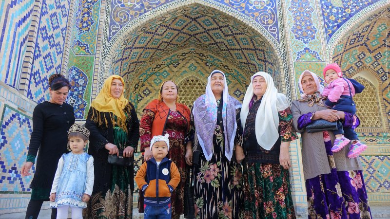 משפחה אוזבקית בבוכרה, אוזבקיסטן. צילום: ספיר פרץ 