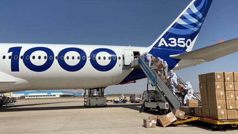 מעמיסים מסכות על מטוס A350-1000 בטיאנג'ין. צילום: איירבוס