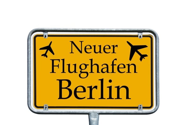 שלט הכוונה: נמל התעופה החדש - ברלין. צילום: 123RF