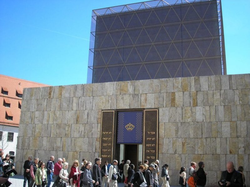 מבקרים במוזיאון היהודי ובבית כנסת החדש במינכן. צילום: פספורטניוז