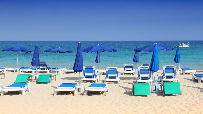 נאלץ להמתין עוד עם חופשת הבטן גב מעבר לים. חוף בקפריסין. צילום: 123rf
