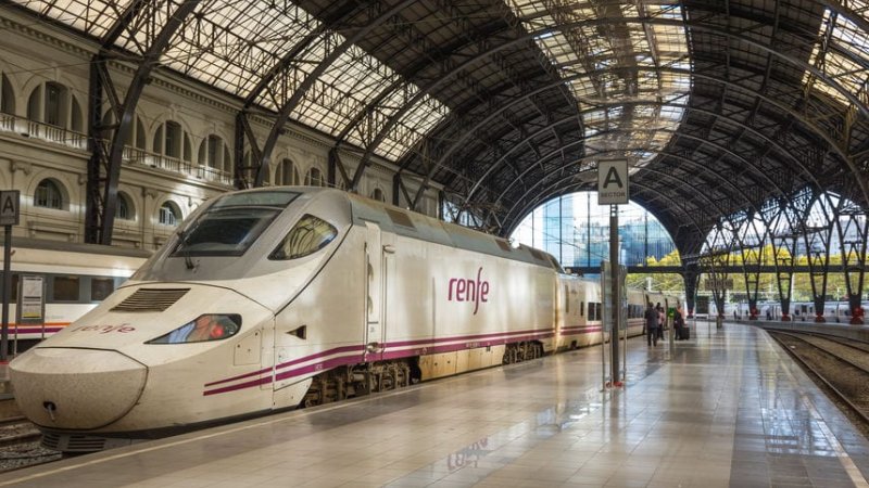 הרכבת הספרדית המהירה בתחנת ברצלונה. צילום: 123rf