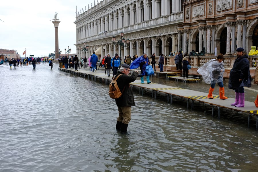 ונציה. התעלות מוצפות - בתיירים (צילום: 123RF)