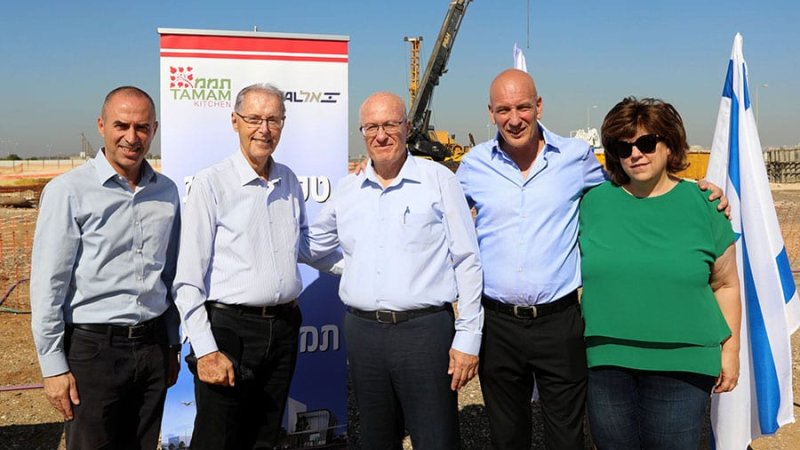 מימין: תמי מוזס, בעלת השליטה באל על, אמיר שוצמן, מנכ"ל תממ, יו"ר אל על, אלי דפס, מנכ"ל רש"ת, יעקב גנות ומנכ"ל אל על, גונן אוסישקין. צילום: יחצ