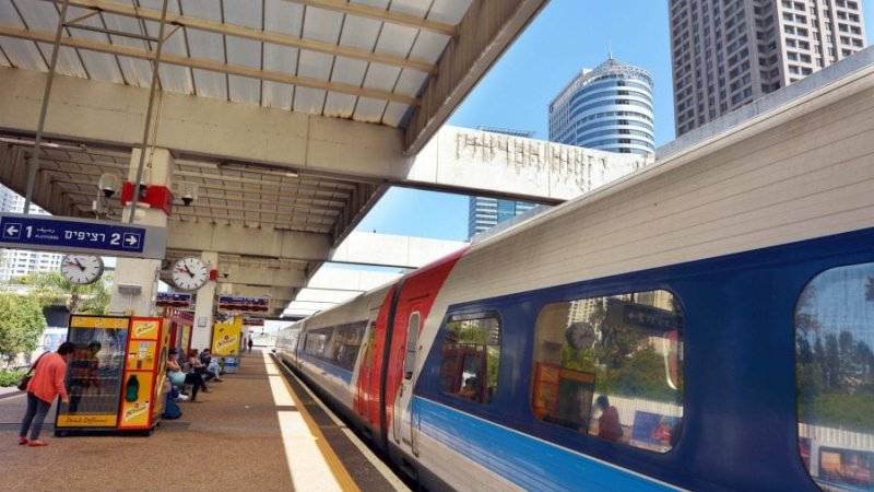 רכבת ישראל. צילום: 123rf|תחנת נתב"ג. צילום: רכבת ישראל