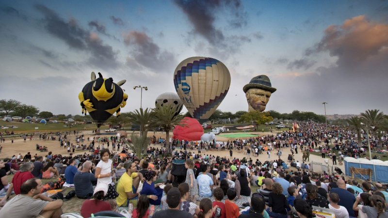 פסטיבל כדורים פורחים בנגב. צילום: תמרה כהן|מנפחים לפני המראה. צילום: ספיר פרץ זילברמן|ממריאים. צילום: ספיר פרץ זילברמן|רואים את הצל של עצמנו ע?