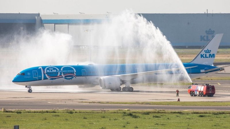 ה-787-10 מתקבל בנמל סכיפהול. צילום: KLM יח"צ