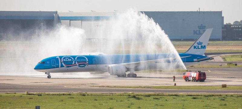 ה-787-10 מתקבל בנמל סכיפהול. צילום: KLM יח"צ