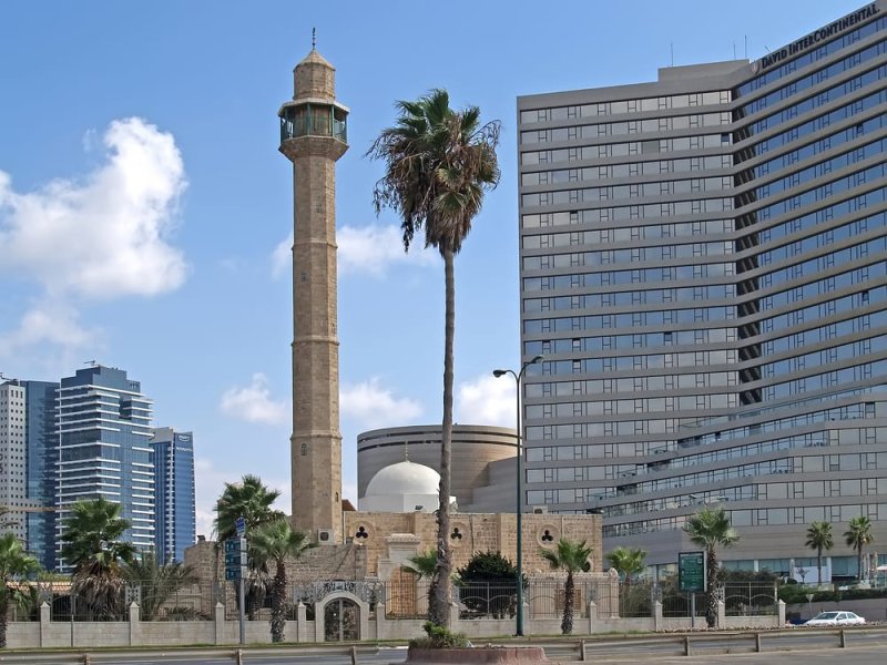 מסגד חסן בק ומלון דיוויד אינטרקונטיננטל. צילום: Shutterstock
