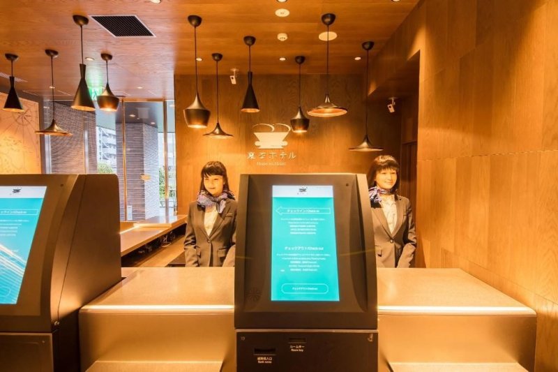 זה רק נראה אמיתי. פקידי קבלה רובוטים במלון בטוקיו. צילום: יחצ אגודה|מלון Yotel - Times Square. צילום יחצ אגודה|מלון The Upper House