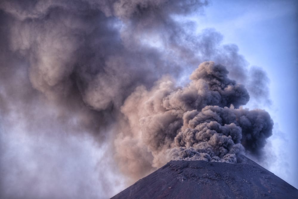 האפר הגעשי שיתק את נמל התעופה בקטניה (צילום: Shutterstock(