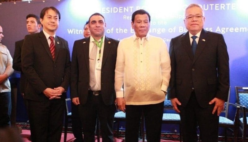 מימין לשמאל: שר הכלכלה בפיליפינים