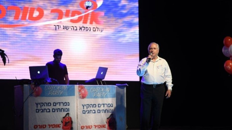 בועז וקסמן מברך את עובדי 'אופיר טורס' בברכת חג שמח ושנה טובה||