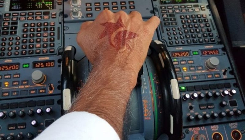 הלוגו של ישראייר על כף ידו של טייס ישראייר. צילום: ספיר פרץ זילברמן
