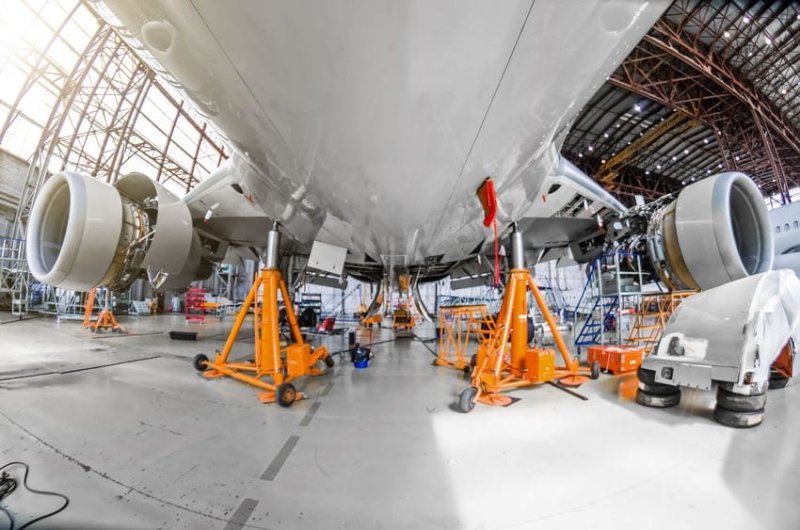 91302199 - a large aircraft for service maintenance on special jacks in the hangar|צילום: 123rf|חברת התעופה הבטוחה בעולם : Air New Zealand