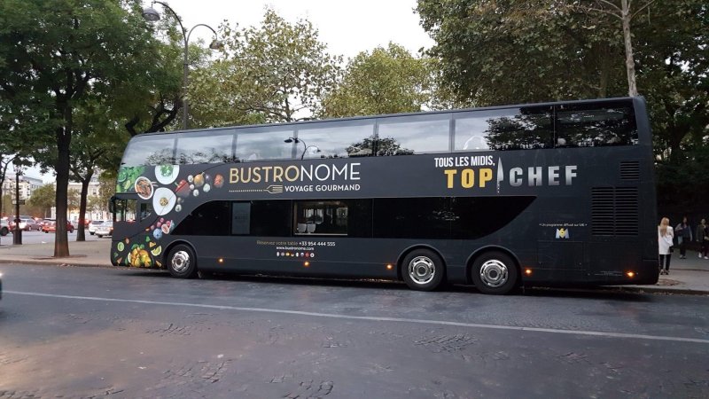 פריז מציגה: אוטובוס גורמה. צילום: ספיר פרץ זילברמן|פריז: מסעדה בתוך אוטובוס. צילום: ספיר פרץ זילברמן|השף והצילחות באוטובוס הגורמה בפריז.  צילו