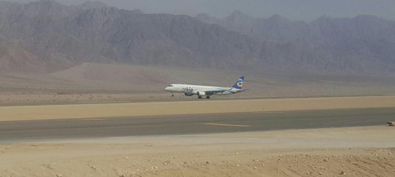 מטוס ארקיע נוחת לראשונה בשדה התעופה רמון. צילום רשות שדות התעופה