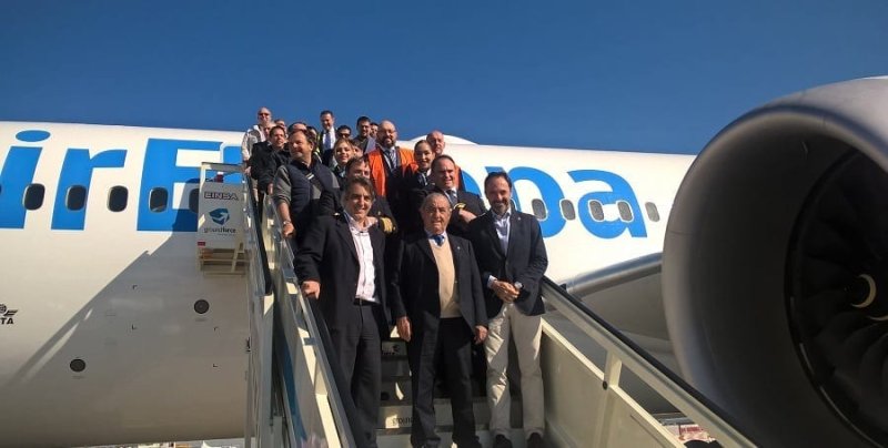 צוות האוויר של מטוס הדרמליינר הראשון של אייר אירופה נוחת לראשונה במדריד  צילום: יחצ