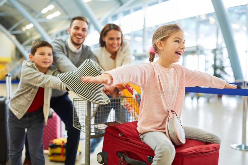 טיסה עם ילדים. צילום: Shutterstock