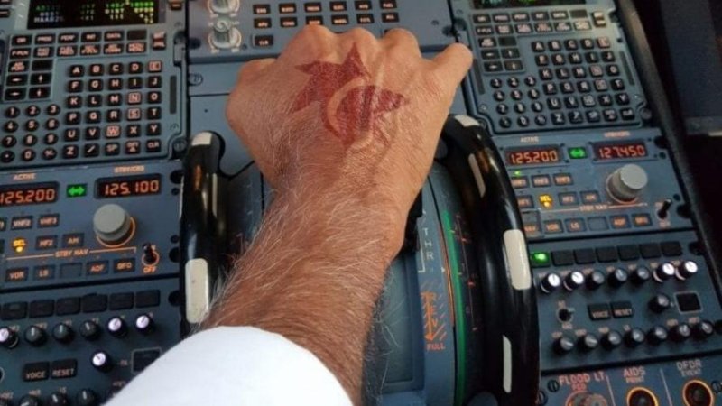 לוגו ישראייר על כף ידו של טייס ישראייר. צילום: ספיר פרץ 