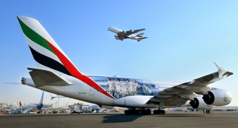 A380 של אמירייטס עם תמונת שחקני ריאל מדריד. צילום: Emirates
