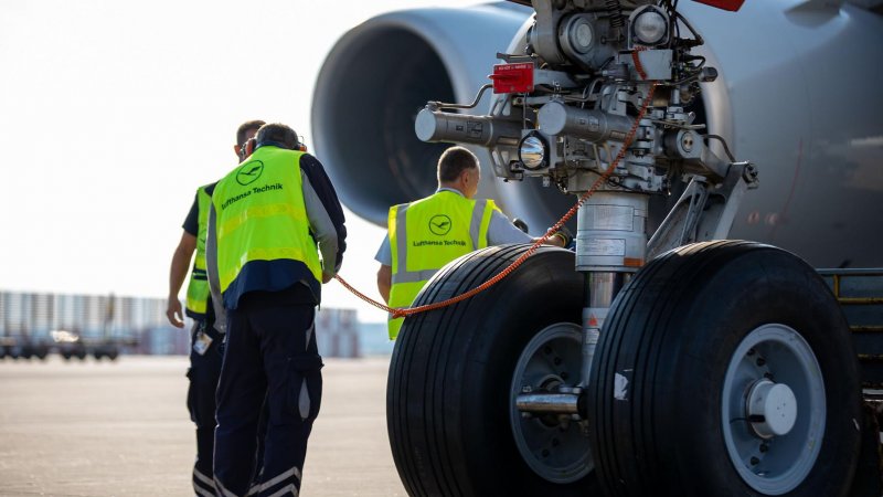 Working on Airbus A380. Photo: Lufthansa Group