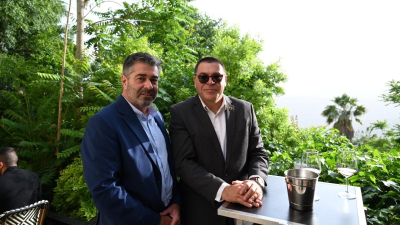 שוקי אוחנה, ראש עיריית צפת, ושמעון קיפניס, מנכל מלון רות צפת. צילום: עידן שוחט