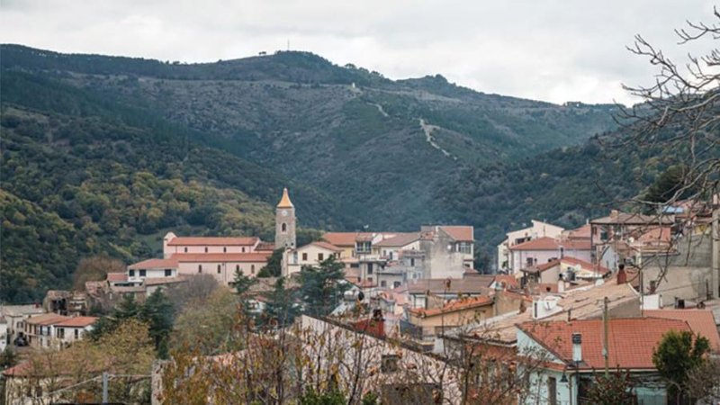 העיירה Gadoni הממוקמת בפרברי מחוז נוארו שבסרדיניה. צילום: Eikon