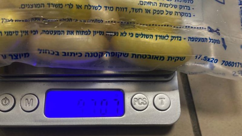 הסמים שנתפסו ונפלטו מגופם של החשודים. צילום: דוברות המשטרה