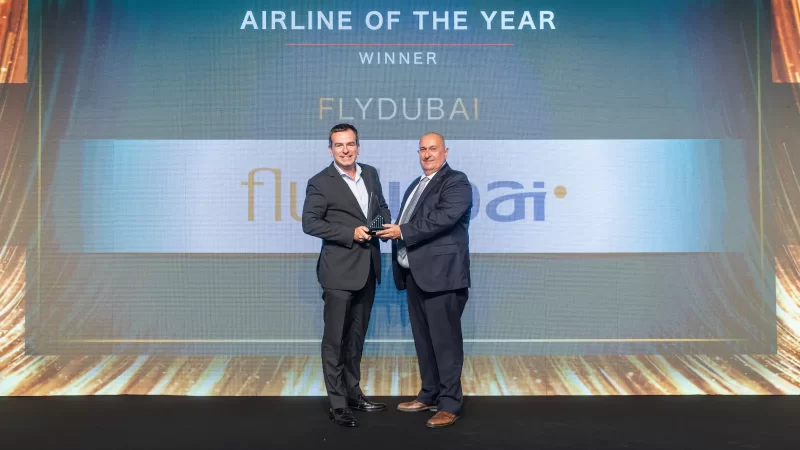 דניאל קריסון, סגן נשיא בכיר לתפעול מטוסים ב-flydubai, מקבל את הפרס. קרדיט: Flydubai 
